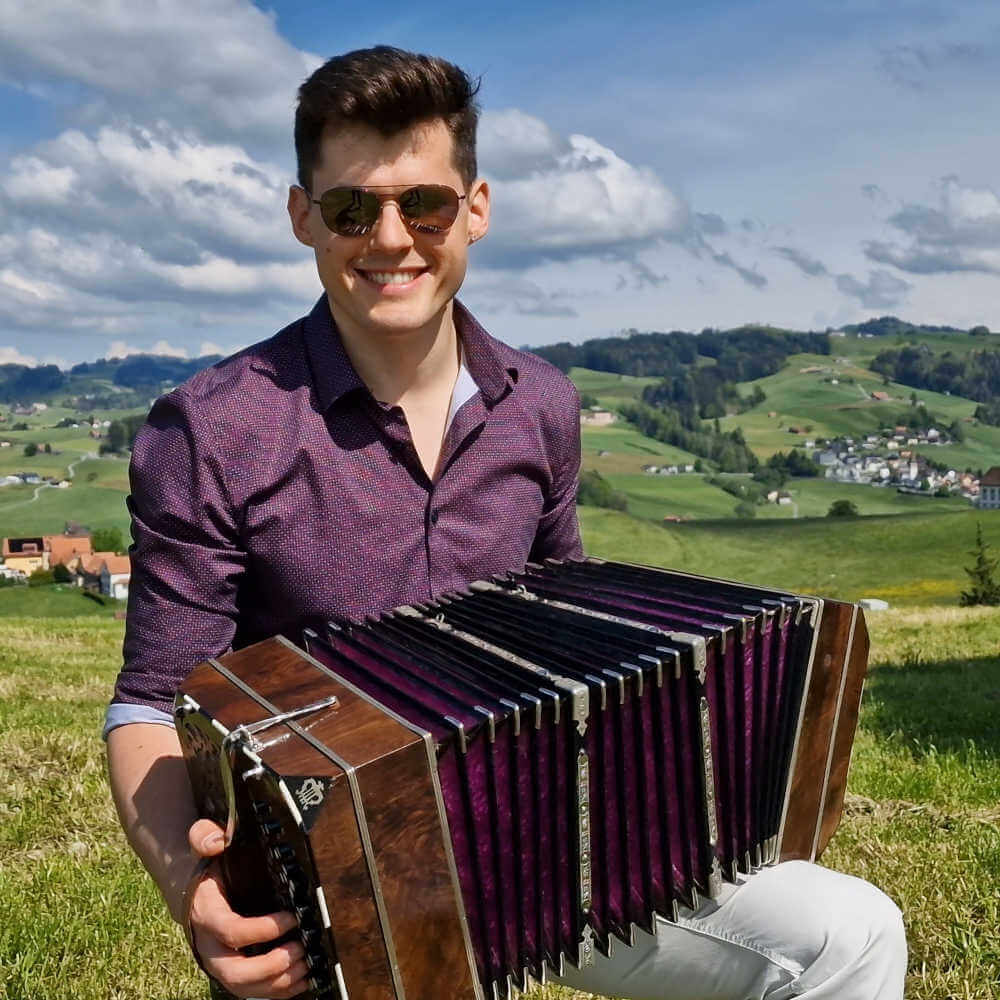 Valentin Mende playing the bandoneon – contact bandoneon musician for collaborations or questions