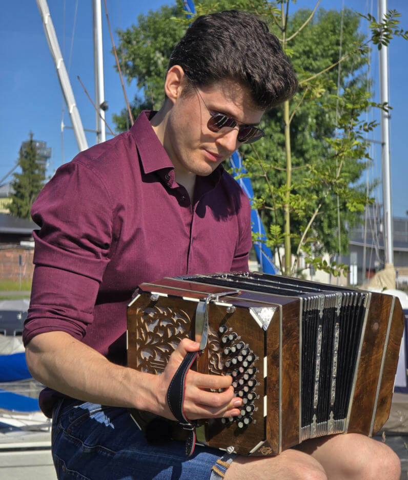 Valentin Mende playing the bandoneon on stage